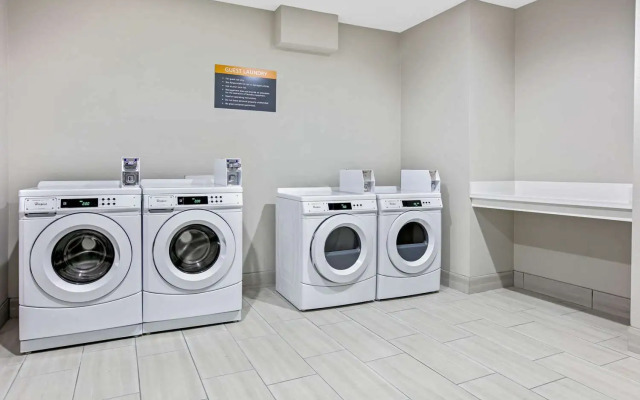 La Quinta Inn & Suites by Wyndham DFW West-Glade-Parks