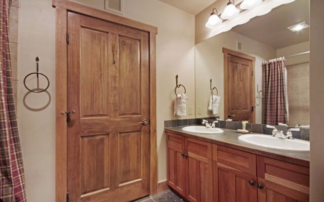 2296 Red Hawk Lodge 2 Bedroom Condo by RedAwning