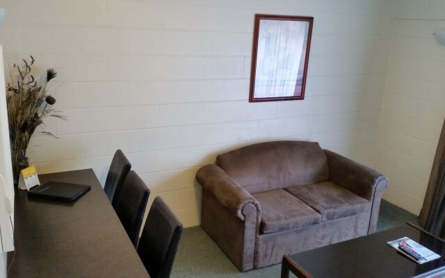 Admirals Motor Inn