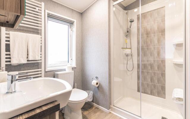 Lakeside View Lodge with Hot Tub