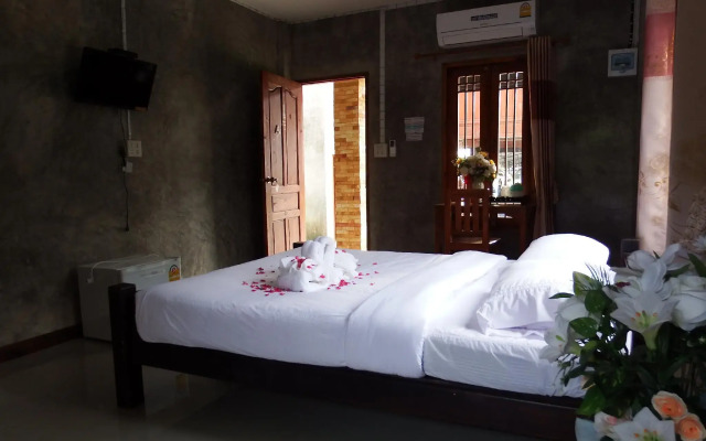 Pon-Pon & Nuan-La-Or