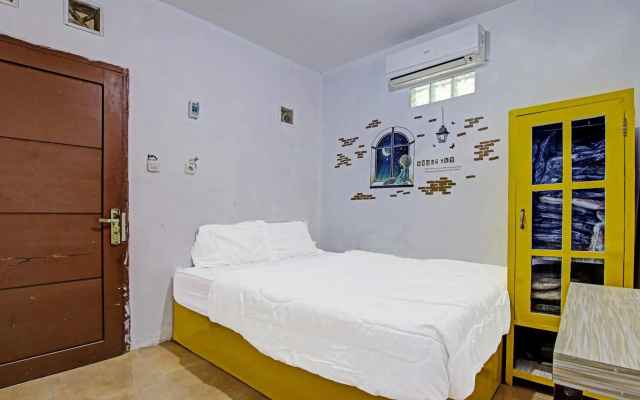 SPOT ON 91506 Guest House Putri Raja – Guest Rooms – Cirebon