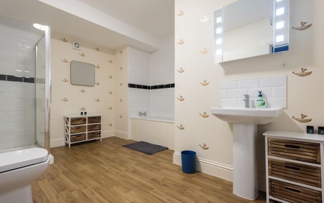 The Broadmead Jungle - Lovely & Central 3BDR Apartments	