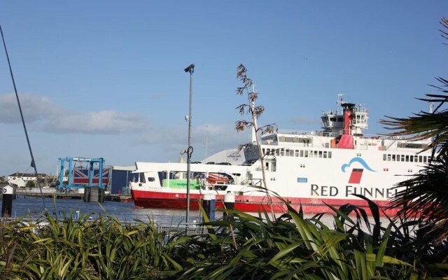 The Nautilus Cowes IOW Sleeps 4 & Private Garden