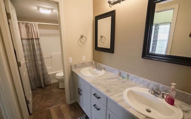 Reel'em Inn 2 Bedroom Condo by Redawning