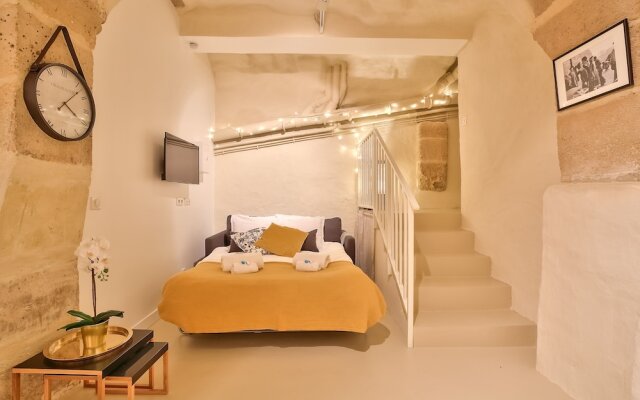 New Stunning 4 Bdrs Apt, With AC – Le Marais