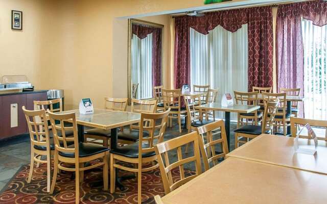 Quality Inn & Suites Kansas City I-435N Near Sports Complex