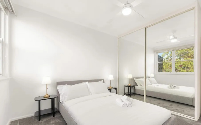 Metawise 2BR Apt Steps to Brighton-le-sands Beach – Guest Rooms – Sydney