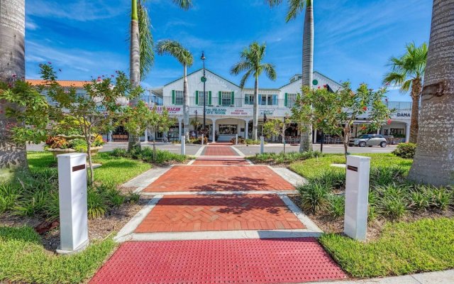 Modern Home w/ Screened-in Pool: 4 Mi to the Beach