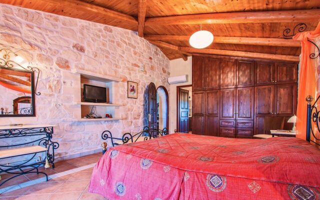 The Vivian - Luxury Stone Villa