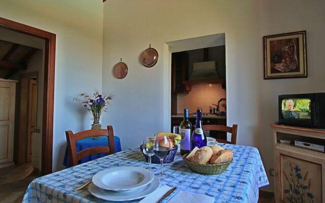 Spacious Farmhouse in Trevi With Swimming Pool