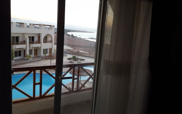 Half Moon - Sunny Dahab