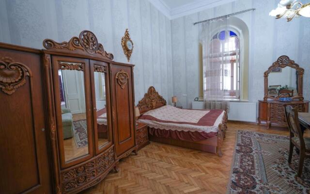 Leon Rooms