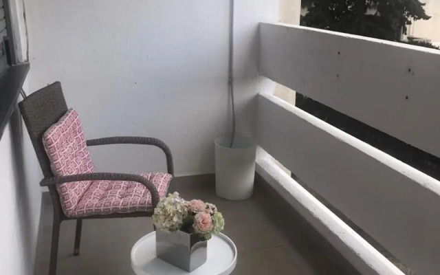 2 bedroom apartment/parking/market