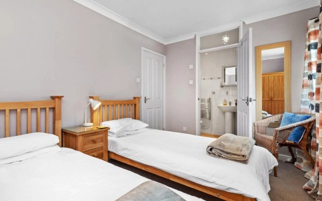 St Helens Apartment 1 - Short Walk to Beach