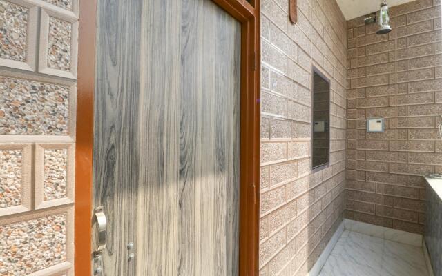 OYO 76337 Hotel Famous Inn