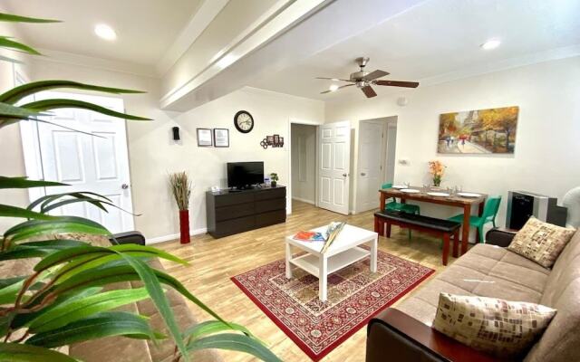 10 Min To The Beach! Perfect For A Family Or Friend Group. Self Check-in & Recently Renovated 2 Bedroom Apts by RedAwning