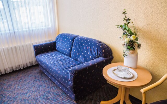 Warias Hotel & Restaurant