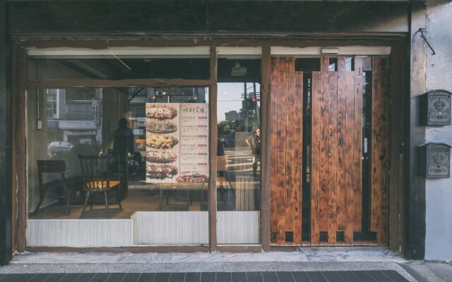Corner Hostel & Cafe