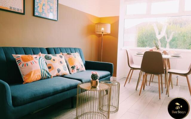 Caldecott House - Close to M60 and M62