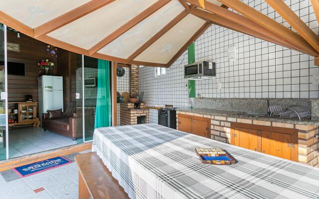 Casa c/ área verde e perto da praia LDS173