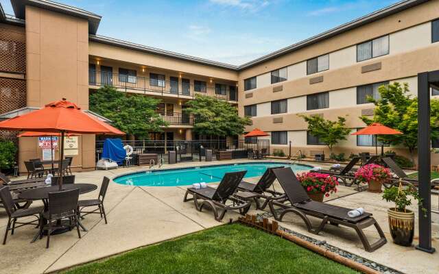Oxford Suites Redding