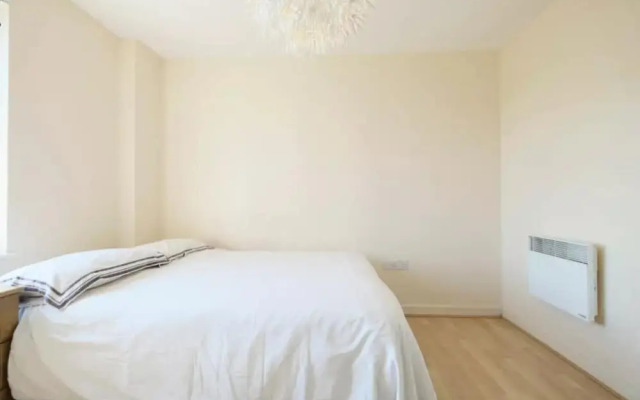 Bright and Spacious 2-bedroom Flat, Sleeps 4