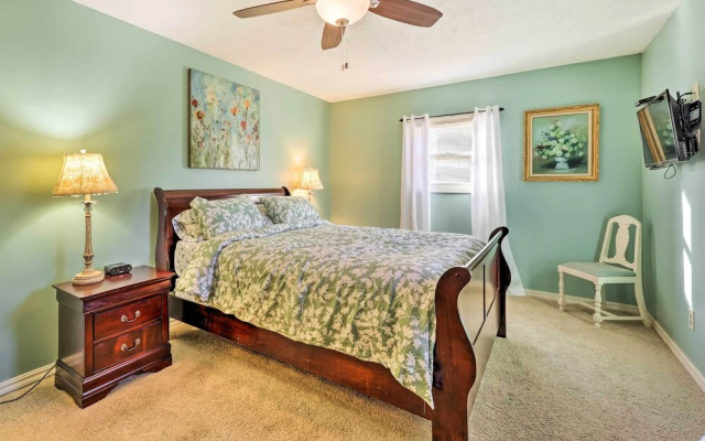 Holiday Island Home: Hot Tub & Wood Stove!