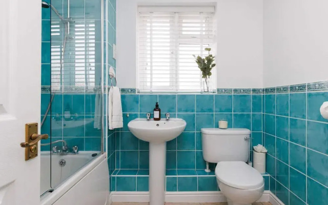 Spacious 4-bed Seaside Retreat in Selsey