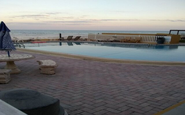 Driftwood Beach Motel