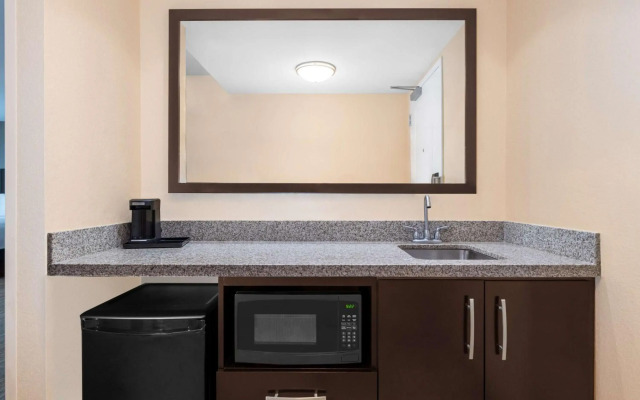 Hampton Inn & Suites Madison / Downtown