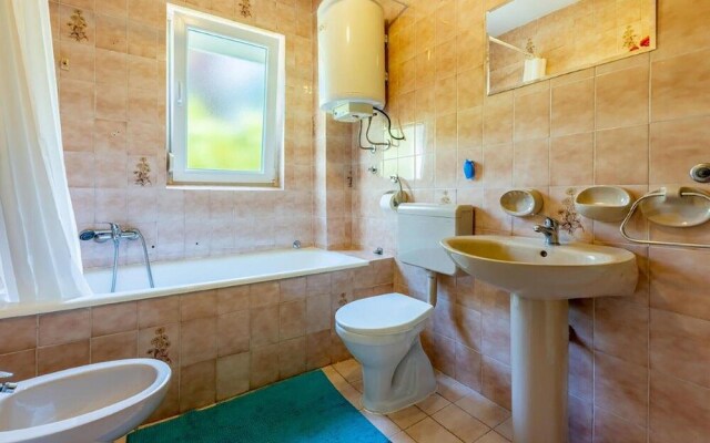 Amazing Apartment in Dramalj With Wifi and 2 Bedrooms