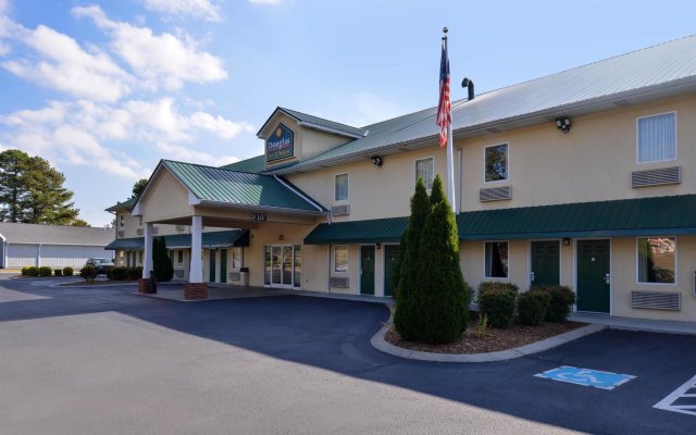 Douglas Inn And Suites