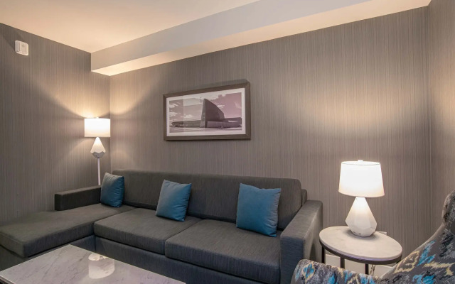 Sandman Signature Ottawa Airport Hotel