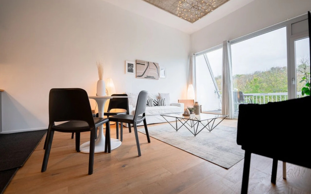 Designer 1BR Apartment with Pool & Prkg