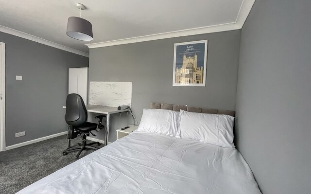 Beautiful Modern & Contemporary Home Close to City