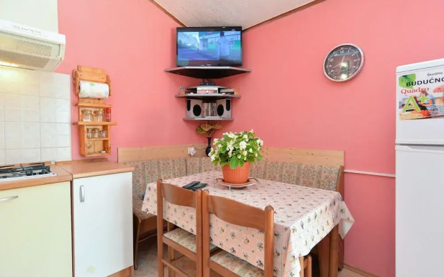 Apartment 498
