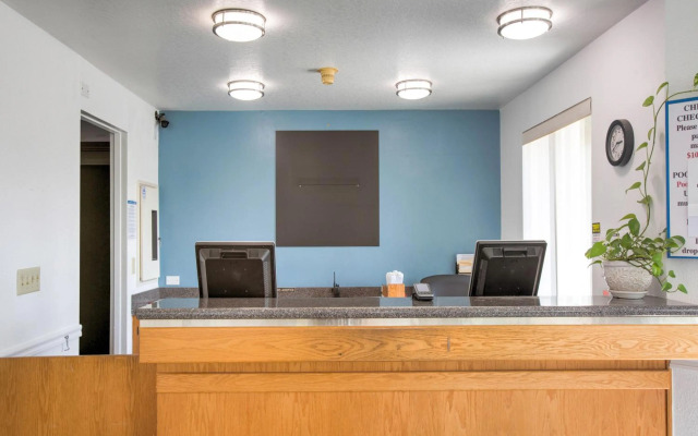 OYO Woodland Hotel and Suites
