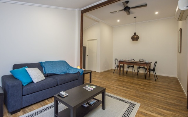 Sail Rock Apartment 2 – Guest Rooms – Magnetic Island