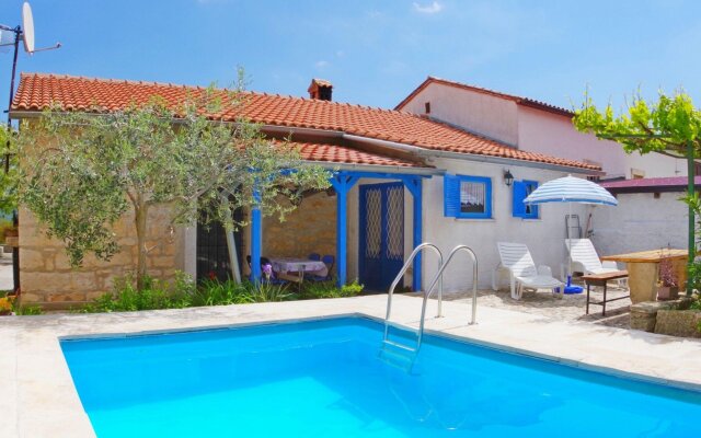 Holiday villa with private pool in authentic agricultural and fishing village Rakalj