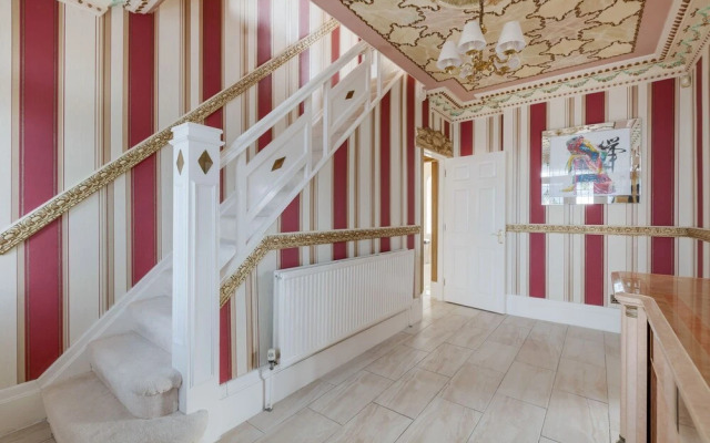 Queens Crest by Sasco Apartments