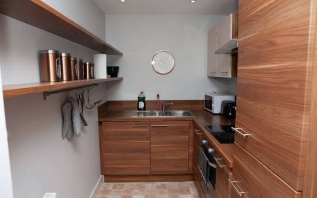 2 Bedroom Apartment With Private Parking in Bristol