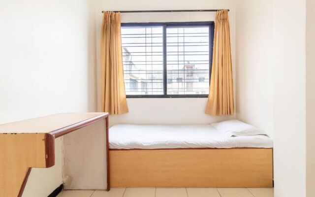 SPOT ON 37458 Hotel Rahi