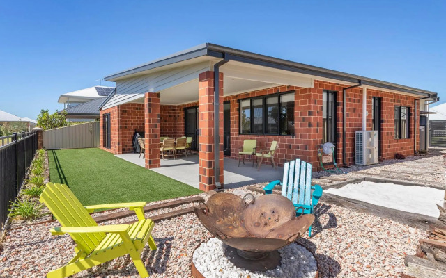 The Links - fairway views, walk to town, air-con