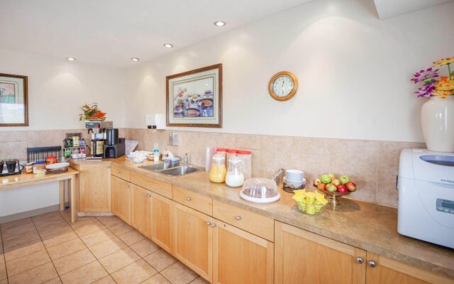 Econo Lodge Inn & Suites