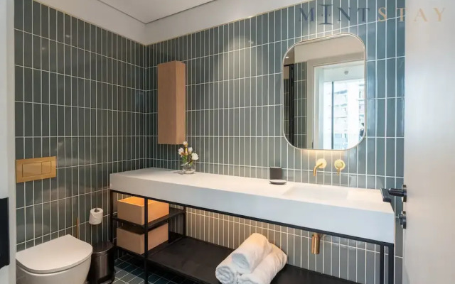 Charming 1BR w Balcony in Business Bay