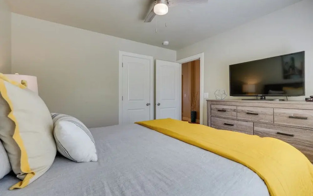 Hurricane Getaway w/ Private Pool, Mtn Views!