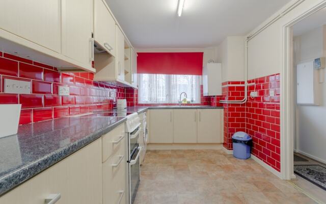 Spacious 2 Bedroom House in Bow