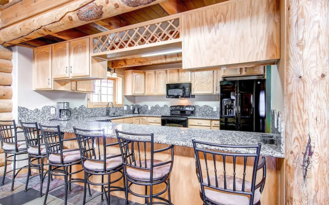 Snowshoe  4 Bedroom Home by RedAwning