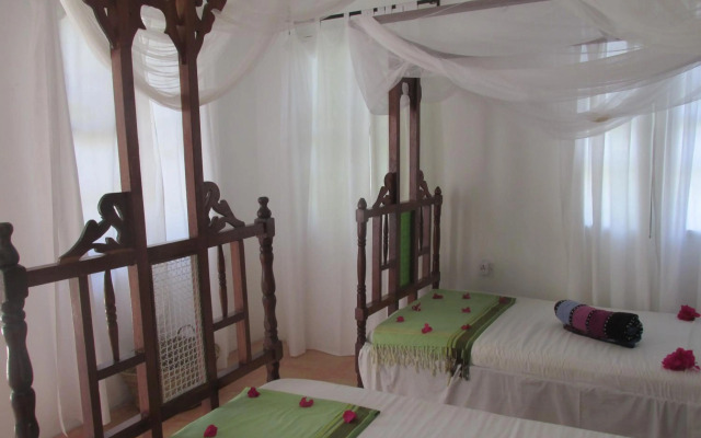 Driftwood Beach Lodge